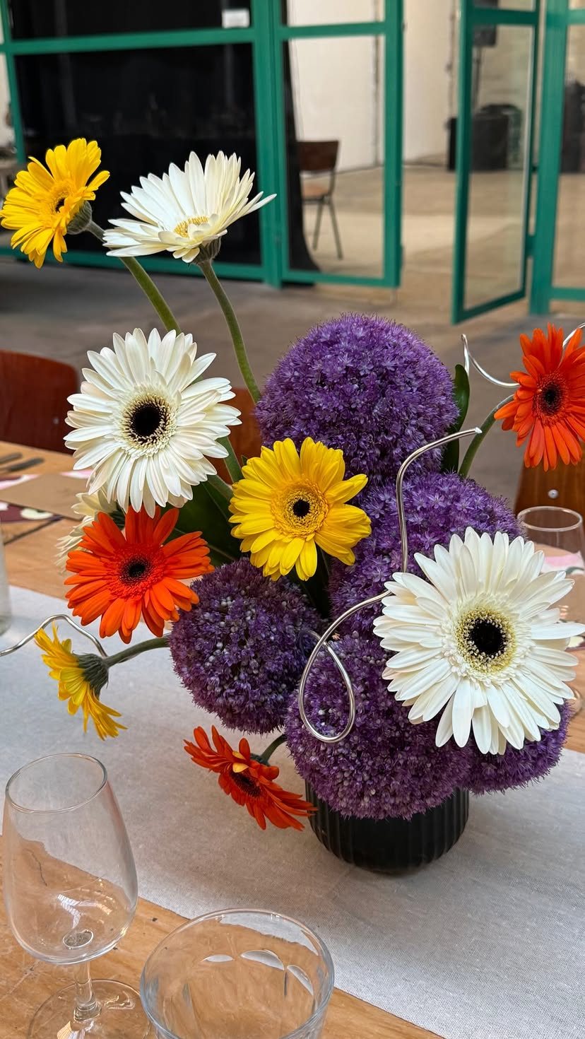 Centre de table de gerberas et d’alliums