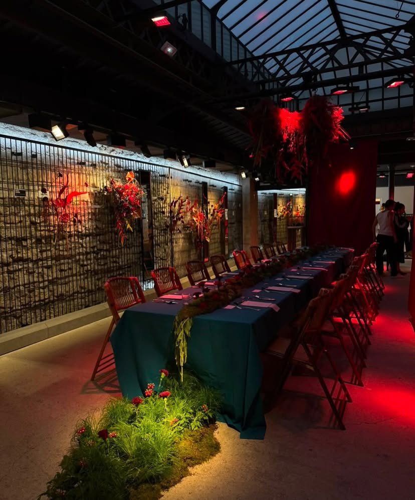 Dîner sous verrière, chemin de table végétal et lumière rouge