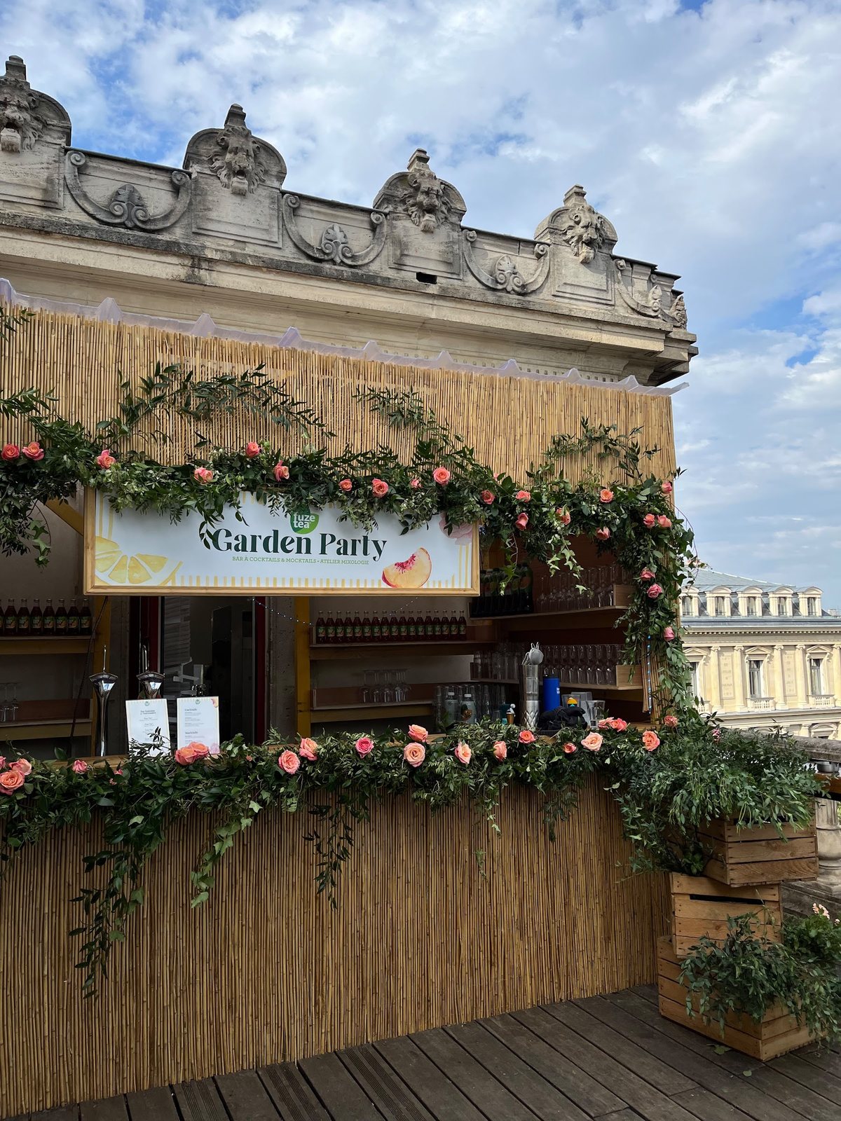 Bar de garden party habillé de guirlandes de feuillages et de fleurs