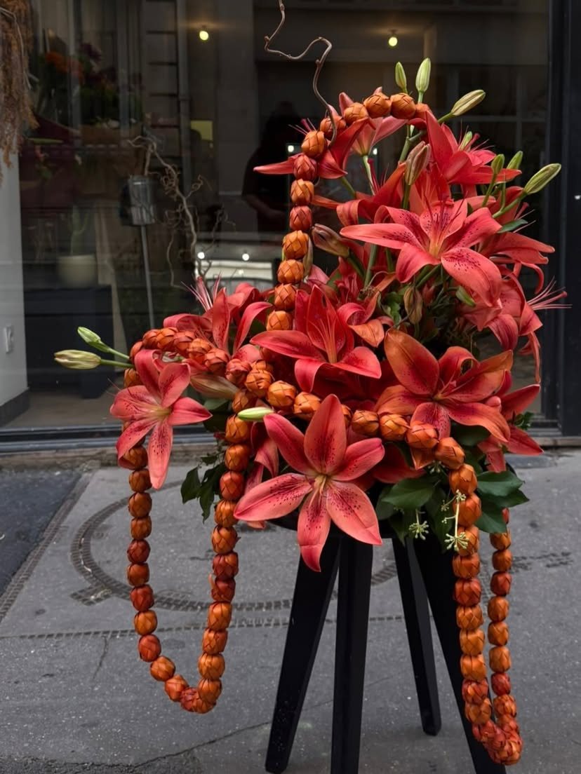 Composition de lys rouges et guirlande de palmier dans la rue d’Hauteville