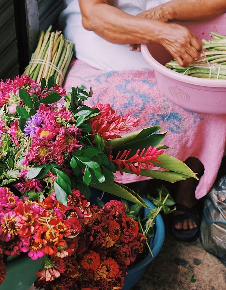 Héliconias et fleurs tropicales en préparation
