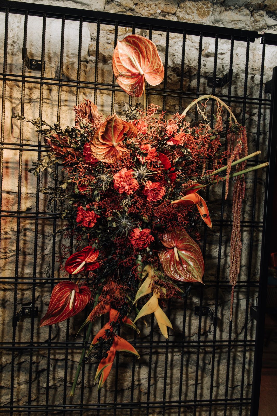Grande composition suspendue d’anthuriums et de feuillages