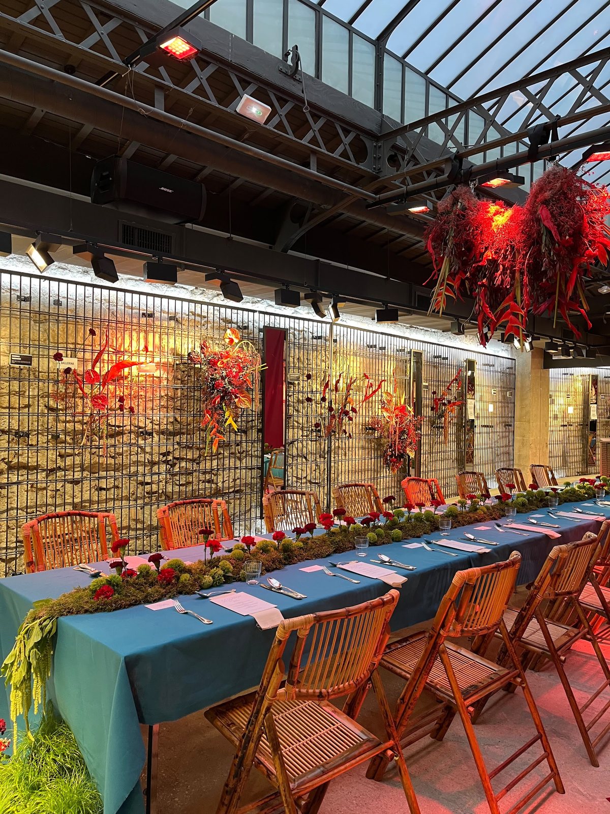 Table de dîner et décors floraux rouges pour un événement